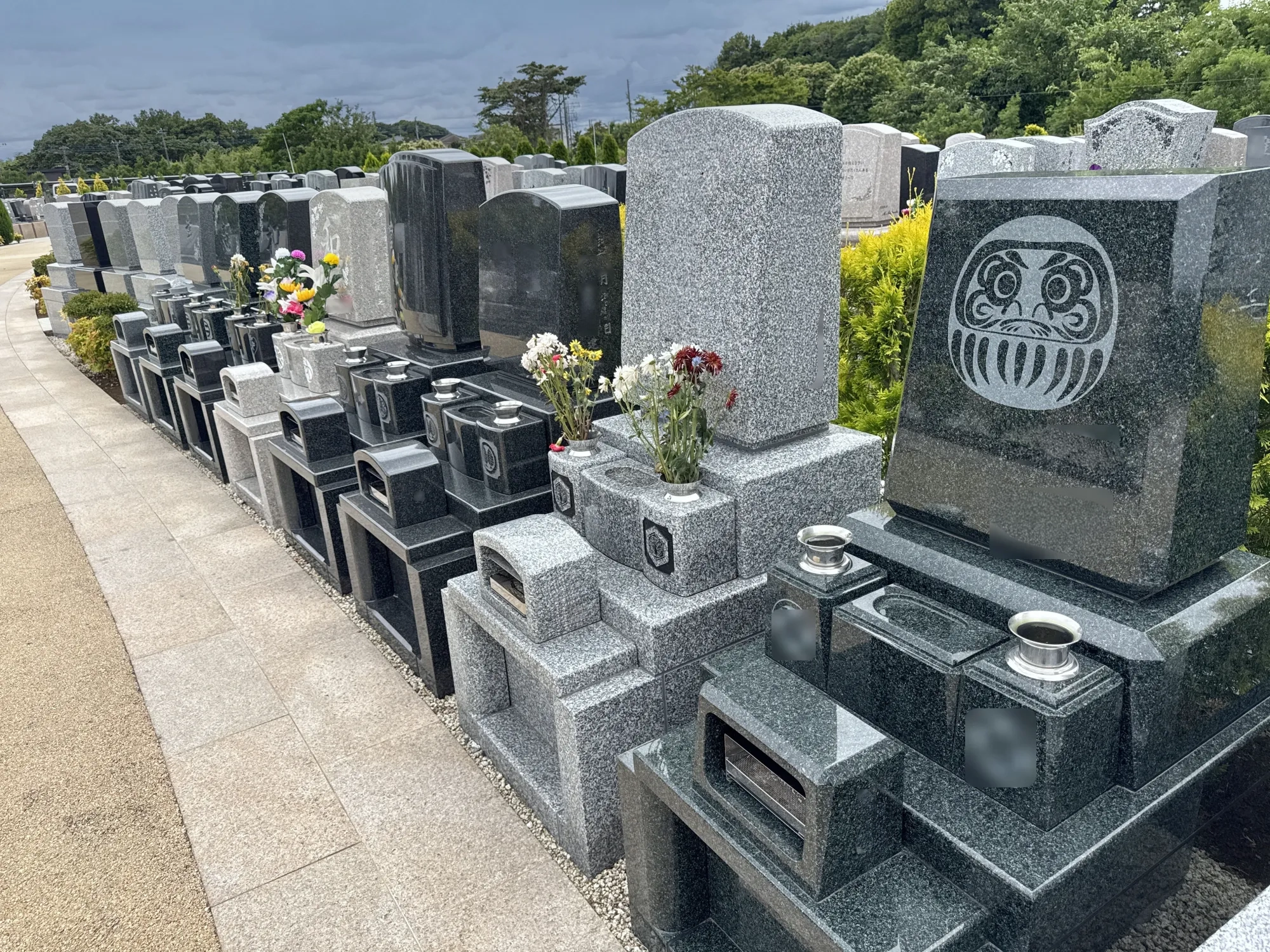 だるまの彫刻がある墓石