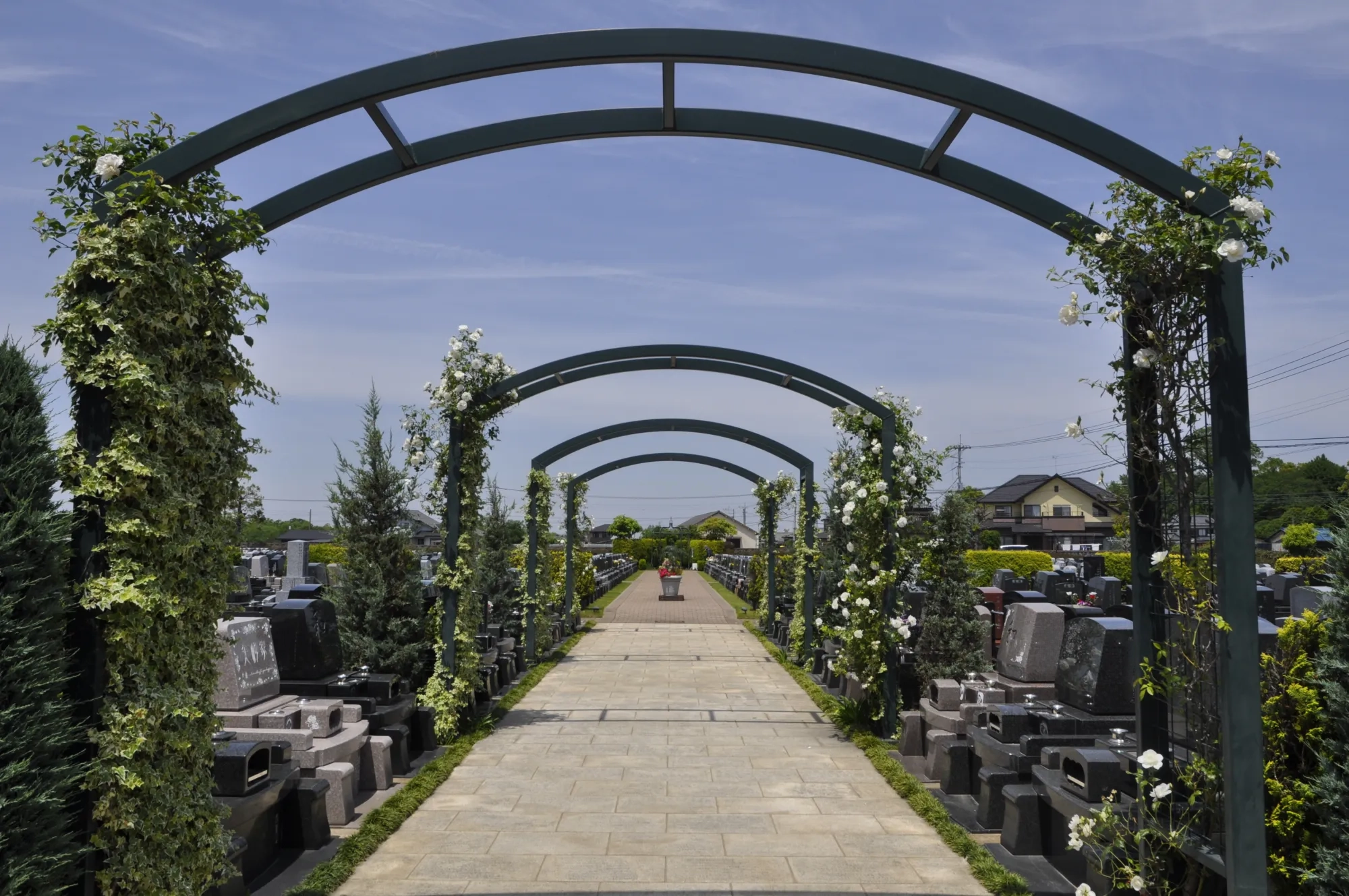緑のアーチが奥へ続く園内の参道