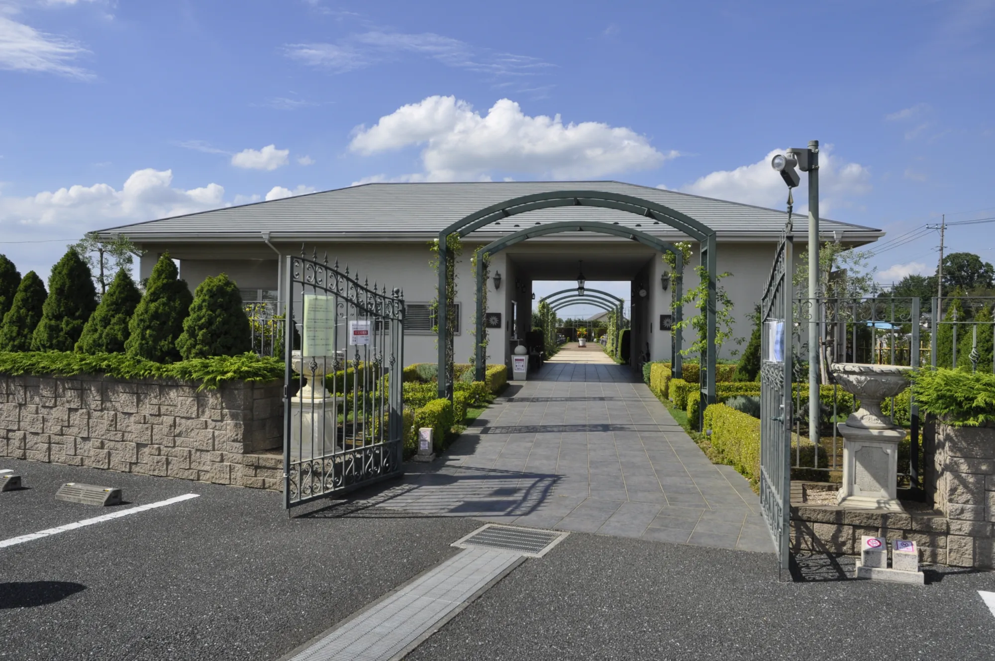 門柱と門扉をやや斜めから見た入口