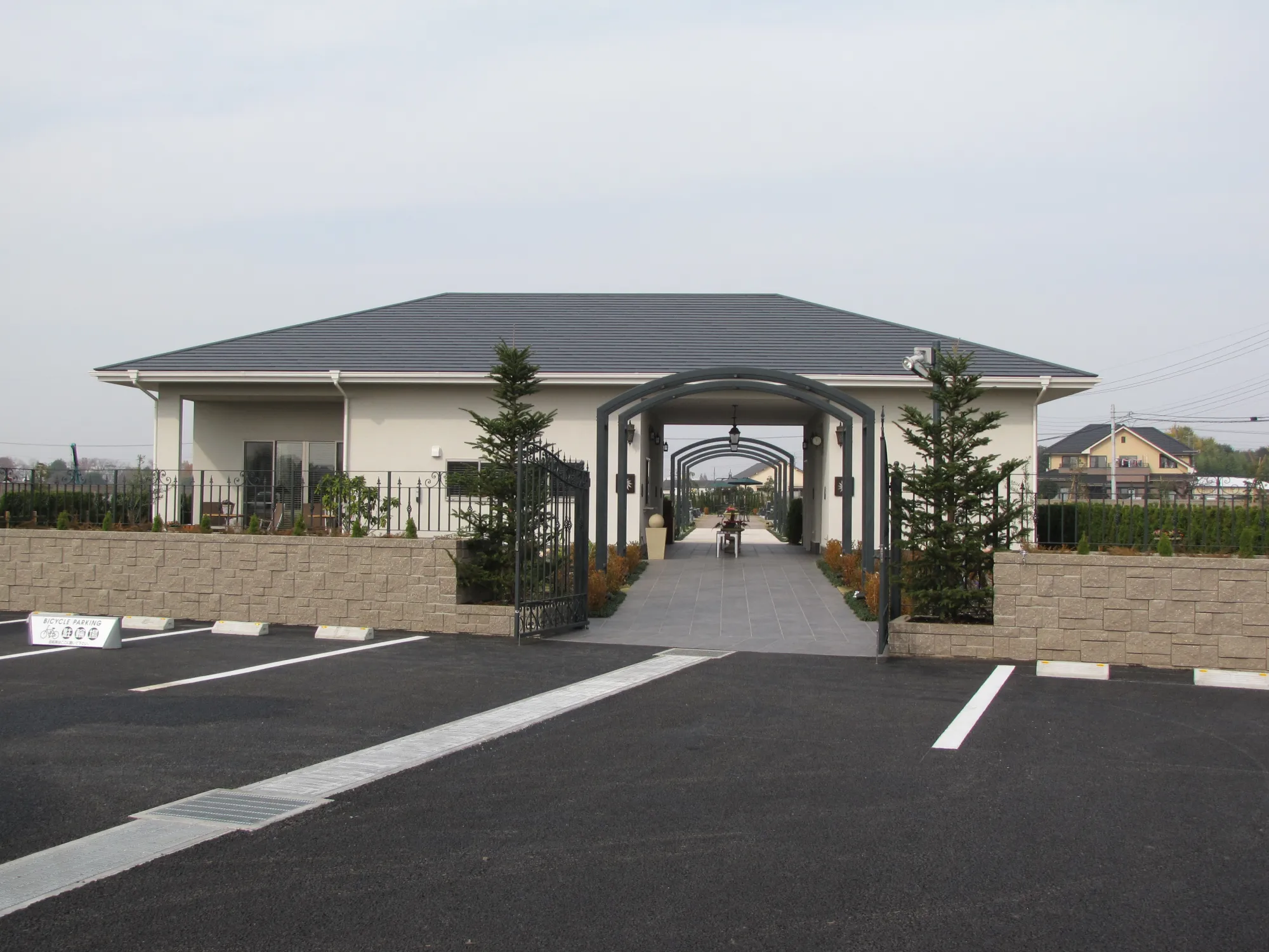 切妻屋根の管理棟と入口まわりの全景