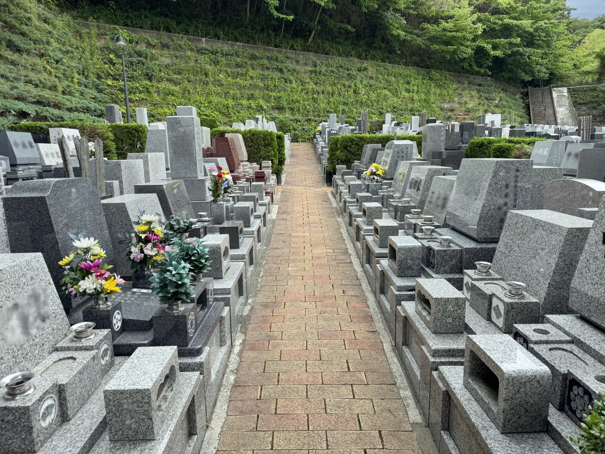 静林の丘鶴ヶ峰霊園 園内の墓所風景