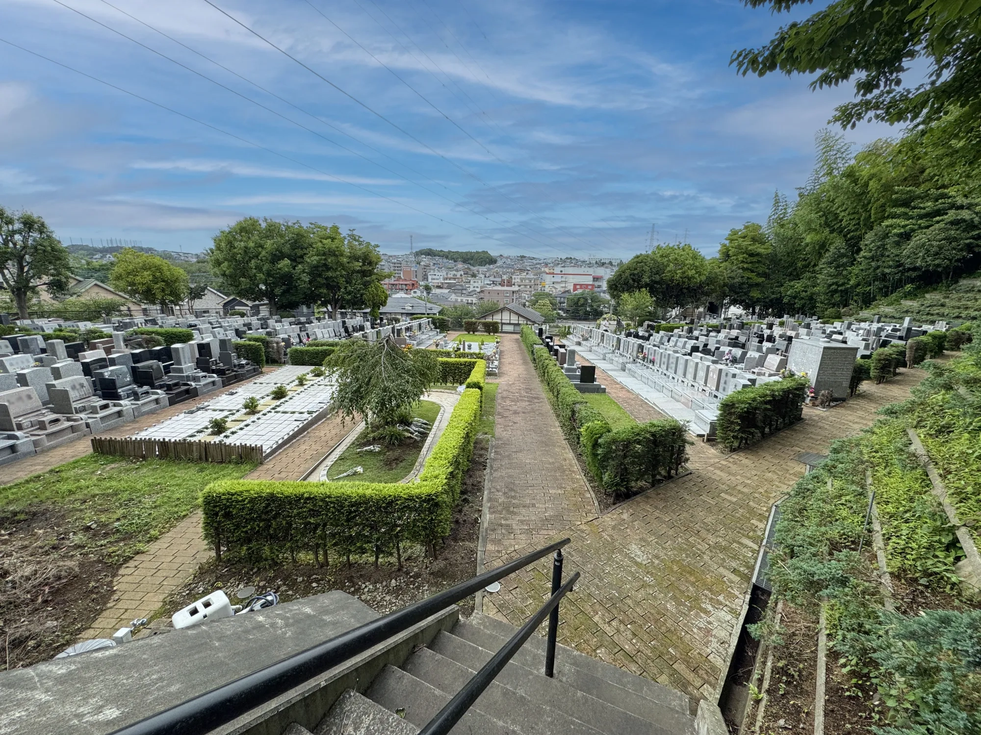 静林の丘鶴ヶ峰霊園 街並みを一望する園内全景
