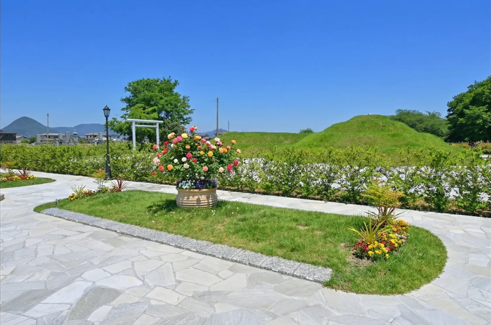 芝生の墳丘と庭園