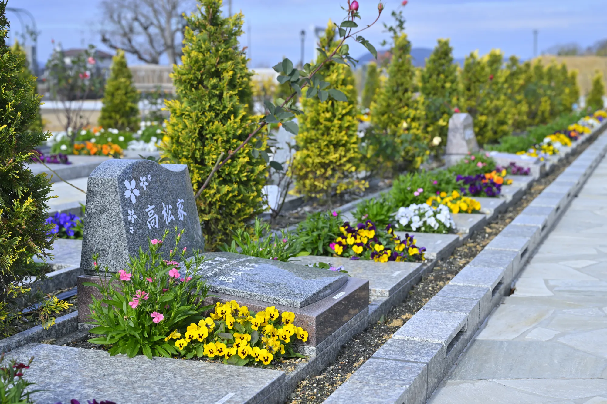 花に囲まれた墓石